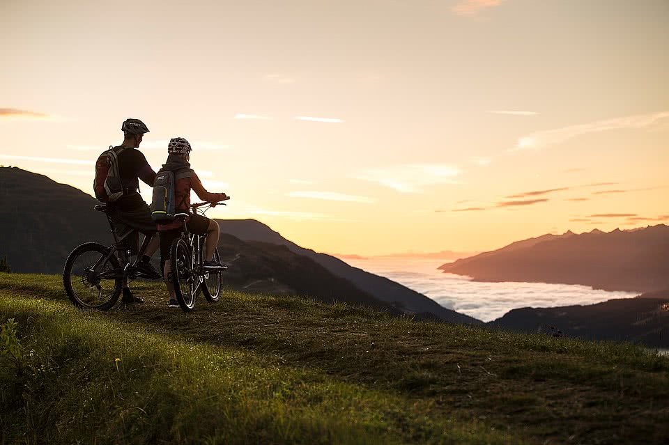 Zwei Bike genießen den Sonnenaufgang am Berg - Krimml Österreich