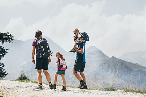 Familie beim Wandern in der Zillertal Arena