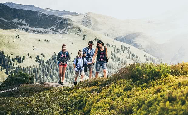 Familie beim Wandern in der Zillertal Arena