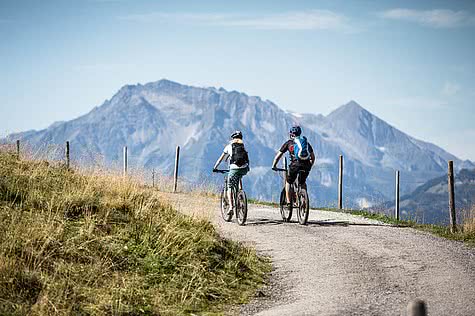 Zwei Biker bei Panoramatour durch die Zillertal Arena