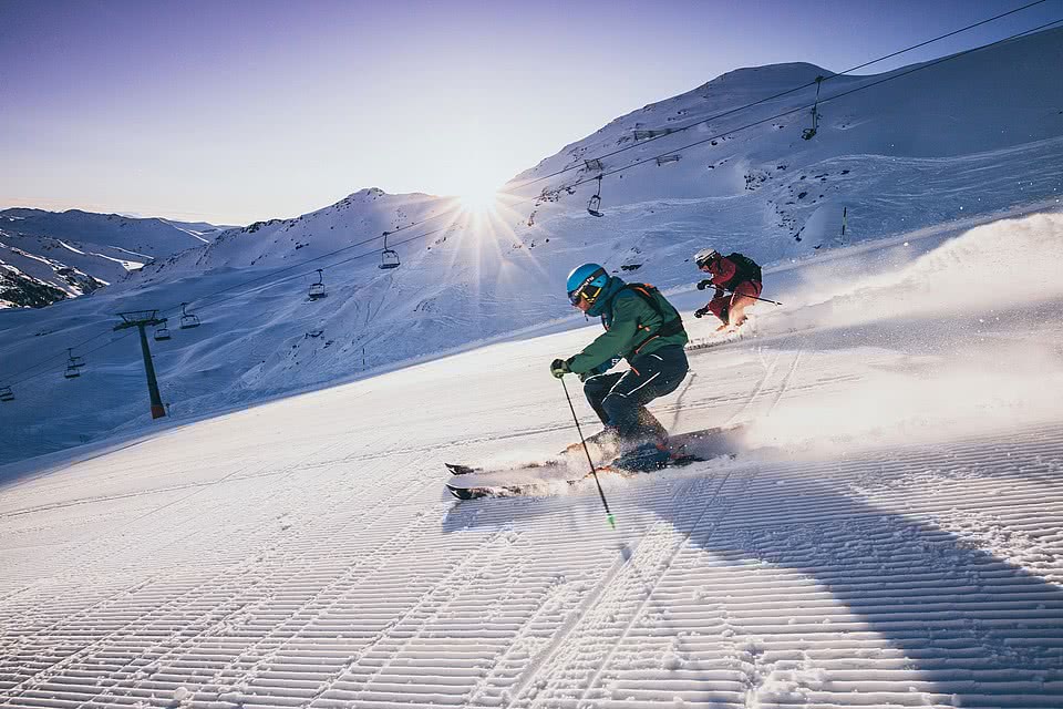 Zwei Skifahrer im Skigebiet Zillertal