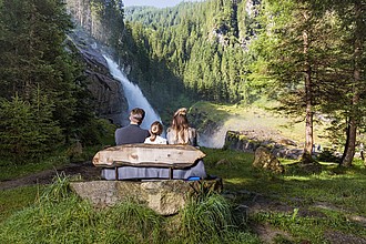 Familie genießt Ausblick auf die Krimmler Wasserfälle
