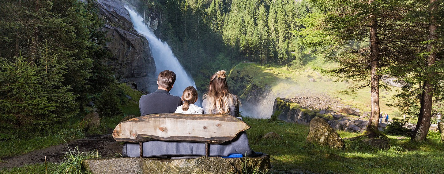 Familie genießt Ausblick auf die Krimmler Wasserfälle