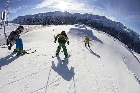 Skifahrer Kinder fahren durch den Snakepark im Zillertal