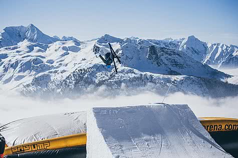 Skifahrer springt von Schanze im Snowpark Zillertal
