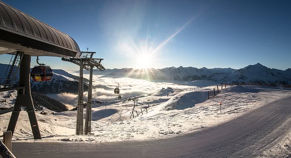 Winterpanorama der Dorfbahn im Skigebiet Zillertal