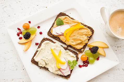 Zwei Scheiben Brot mit Aufstriche und Obst Dekoration