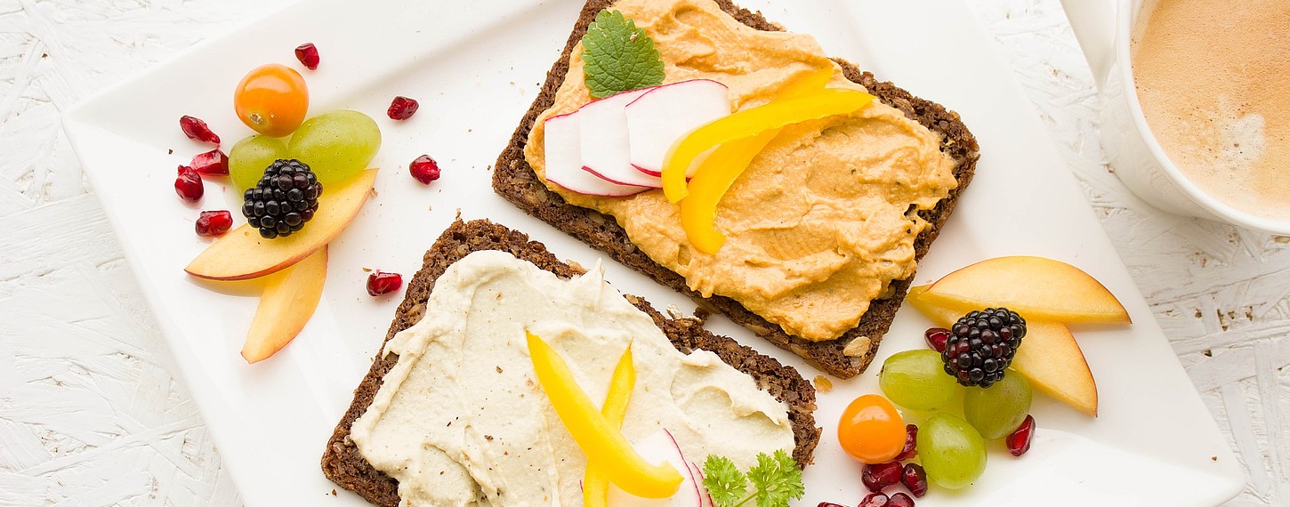 Zwei Scheiben Brot mit Aufstriche und Obst Dekoration