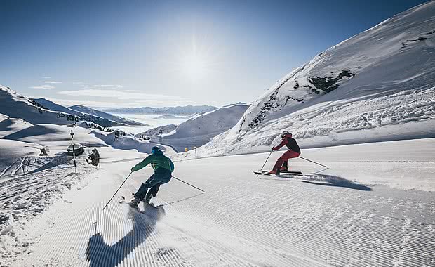 Zwei Skifahrer im Skigebiet Zillertal